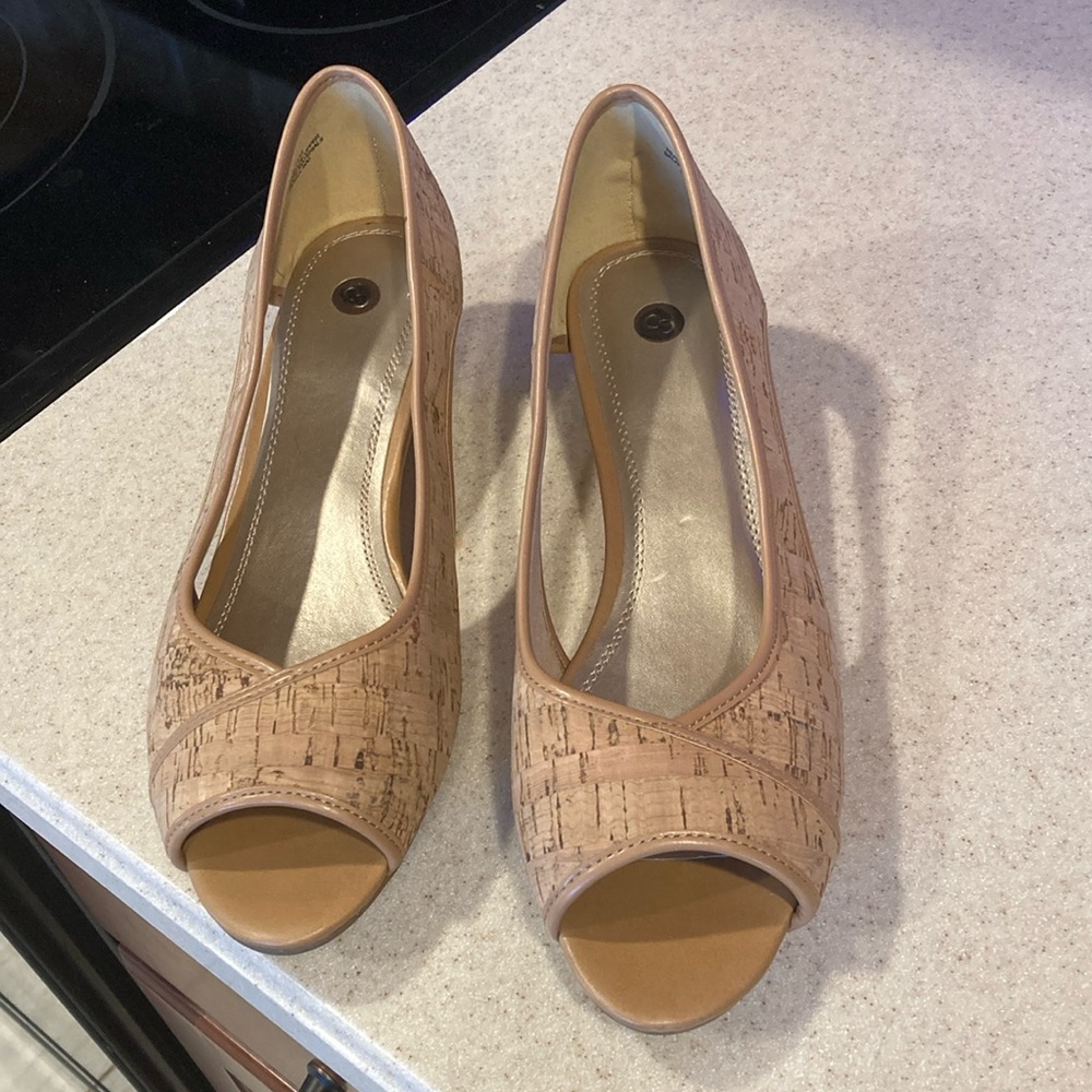 Women’s open toe, cork wedge shoe
Size 10 W